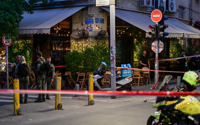 Police and other emergency personnel at the scene of a suspected terror attack in Tel Aviv on August 5, 2023. (Avshalom Sassoni/Flash90) Police and other emergency personnel at the scene of a suspected terror attack in Tel Aviv on August 5, 2023. (Avshalom Sassoni/Flash90)
