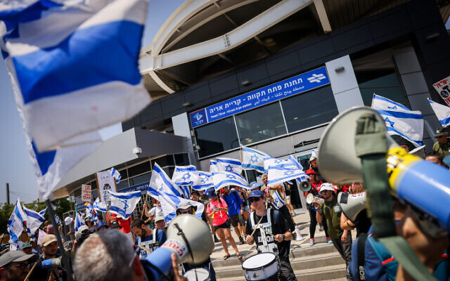 Anti-overhaul activists protest ahead of the opening ceremony of the light rail in Petah Tikva, August 17, 2023. (Chaim Goldberg/Flash90) Anti-overhaul activists protest ahead of the opening ceremony of the light rail in Petah Tikva, August 17, 2023. (Chaim Goldberg/Flash90)