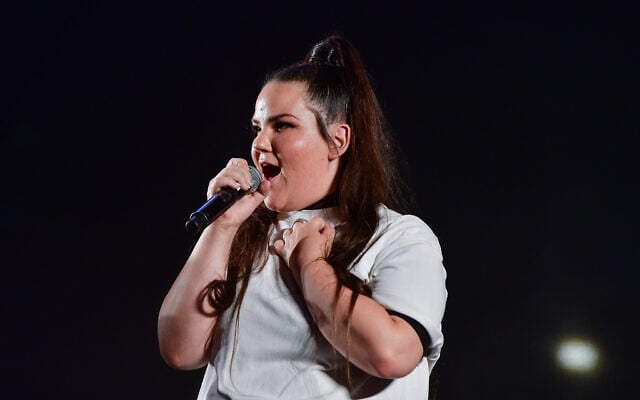 Netta Barzilai sings the national anthem at a protest against the government's judicial overhaul, in Tel Aviv, on August 19, 2023. (Avshalom Sassoni/Flash90)
