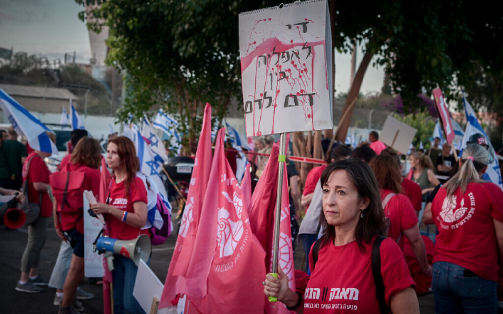 Protesters march from Ramat Gan to Bnei Brak to protest against discrimination and exclusion of women, August 24, 2023. (Avshalom Sassoni/Flash90)