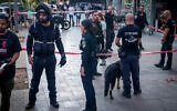 Police at the scene where a man was wounded in a shooting incident in central Tel Aviv, August 27, 2023. (Avshalom Sassoni/Flash90)