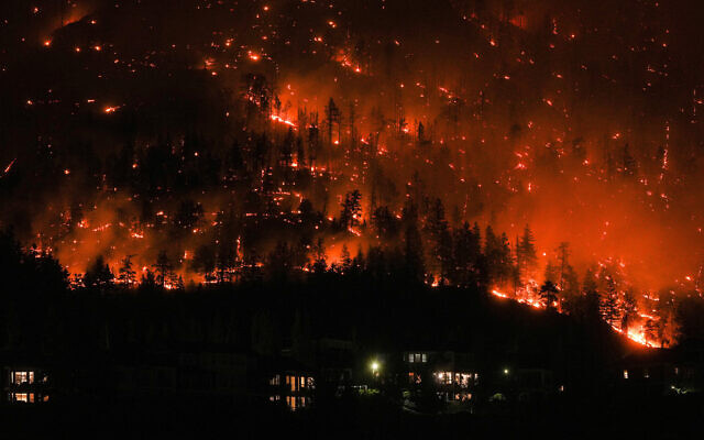 The McDougall Creek wildfire burns on the mountainside above houses in West Kelowna, British Columbia, August 18, 2023. (Darryl Dyck/The Canadian Press via AP) The McDougall Creek wildfire burns on the mountainside above houses in West Kelowna, British Columbia, August 18, 2023. (Darryl Dyck/The Canadian Press via AP)