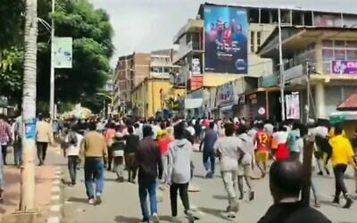Ethiopians protest in Gondar against continued intense fighting between the military and militia fighters, August 7, 2023. (Screenshot: Twitter; used in accordance with Clause 27a of the Copyright Law)