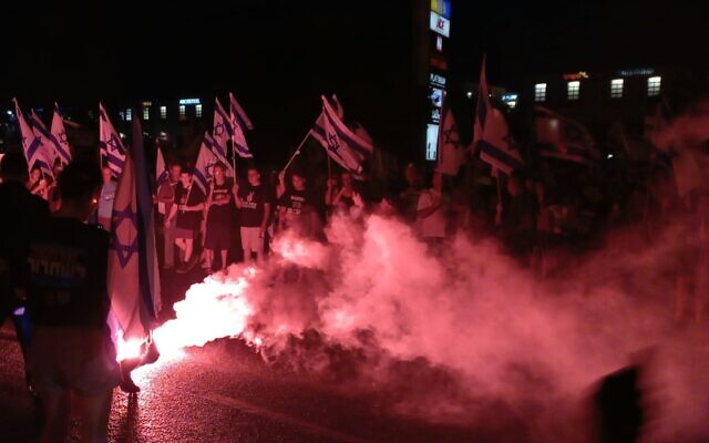 Anti-government protesters at Karkur junction in northern Israel on August 26, 2023 (Gitai Palti)