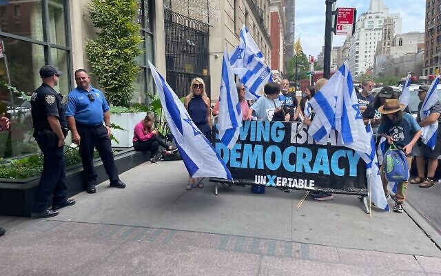 Protesters outside Defense Minister Yoav Gallant’s hotel in Manhattan, August 29, 2023 (Luke tress)