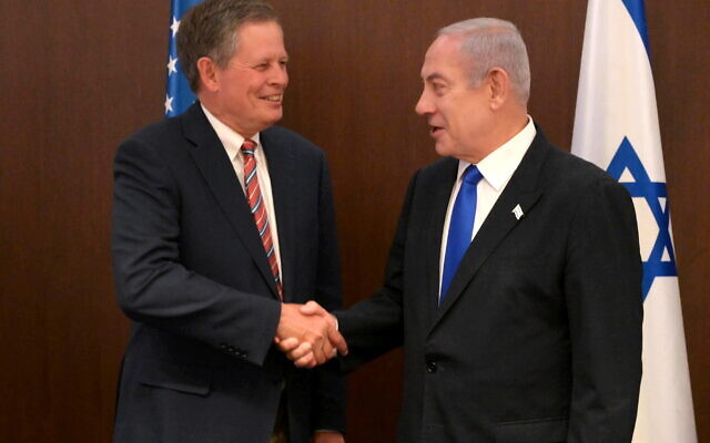 Prime Minister Benjamin Netanyahu (R) meets with Sen. Steve Daines, R-Mont. in Jerusalem on August 30, 2023 (Amos Ben Gershom/GPO)