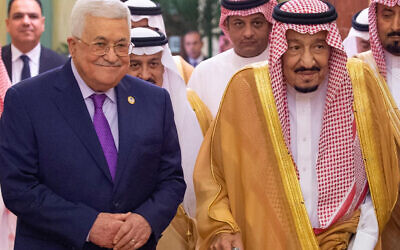 A handout picture provided by the Saudi Royal Palace on October 16, 2019, shows King Salman bin Abdulaziz (R) receiving Palestinian Authority President Mahmoud Abbas (L) in the capital Riyadh. (AFP / Saudi Royal Palace / Bandar AL-JALOUD)