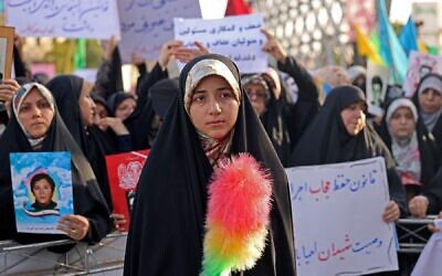 Iranian women attend a pro-hijab rally in Tehran on July 12, 2023. (ATTA KENARE / AFP)