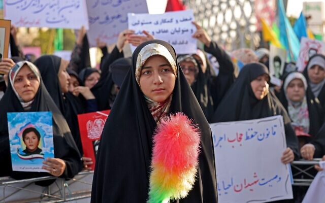 Iranian women attend a pro-hijab rally in Tehran on July 12, 2023. (ATTA KENARE / AFP)