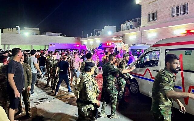 Soldiers and emergency responders gather around ambulances carrying wounded people after a fire broke out during a wedding at an event hall, outside the Hamdaniyah general hospital in Al-Hamdaniyah, Iraq on September 27, 2023. (Zaid AL-OBEIDI / AFP) Soldiers and emergency responders gather around ambulances carrying wounded people after a fire broke out during a wedding at an event hall, outside the Hamdaniyah general hospital in Al-Hamdaniyah, Iraq on September 27, 2023. (Zaid AL-OBEIDI / AFP)