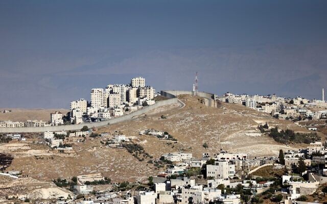 A picture taken on June 3, 2021, shows Israel's security barrier separating East Jerusalem (bottom) from the Palestinian village of Abu Dis in the West Bank. (AFP / Thomas COEX) A picture taken on June 3, 2021, shows Israel's security barrier separating East Jerusalem (bottom) from the Palestinian village of Abu Dis in the West Bank. (AFP / Thomas COEX)