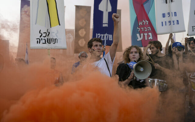 Israelis protest against plans by Prime Minister Benjamin Netanyahu's government to overhaul the judicial system and in support of the Supreme Court, in Jerusalem, September 11, 2023. (AP Photo/Ohad Zwigenberg)