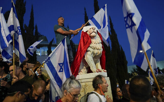Israelis protest against plans by Prime Minister Benjamin Netanyahu's government to overhaul the judicial system and in support of the Supreme Court, in Jerusalem, September 11, 2023. (AP Photo/Ohad Zwigenberg)