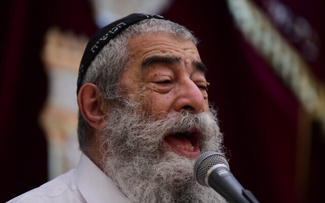Israeli singer Ariel Zilber at a Menorah Lighting Ceremony on the fourth night  of the Jewish holiday of Hanukkah, at the Great Synagogue in Tel Aviv, December 1, 2021. (Tomer Neuberg/Flash90)