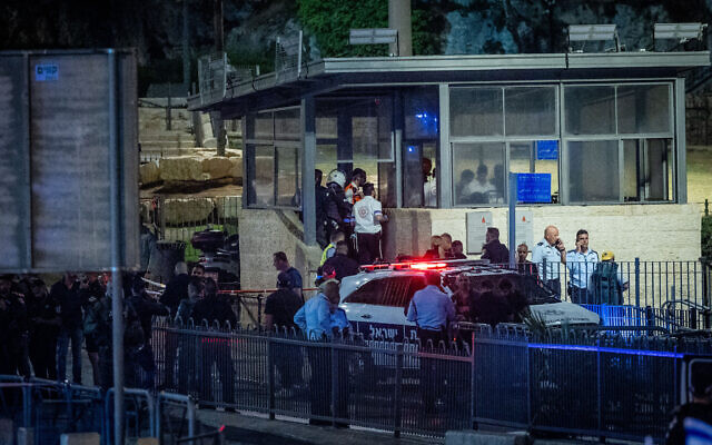 Israeli security forces at the scene of terror attack, at the Damascus Gate in Jerusalem's Old City, on May 8, 2022. (Yonatan Sindel/Flash90) Israeli security forces at the scene of terror attack, at the Damascus Gate in Jerusalem's Old City, on May 8, 2022. (Yonatan Sindel/Flash90)