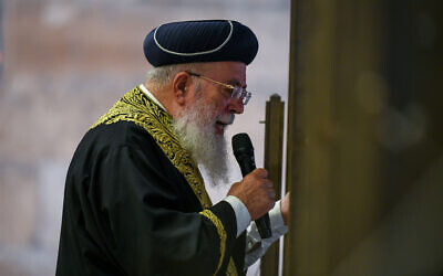 Jerusalem Sephardi Chief Rabbi Shlomo Amar praying for forgiveness (Selichot), at the Western Wall in the Old City of Jerusalem, early on September 25, 2022, on the eve of Rosh Hashanah. (Arie Leib Abrams/Flash90)