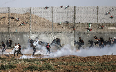 Palestinian rioters clash with Israeli soldiers on the Gaza border, September 1, 2023. (Atia Mohammed/Flash90)