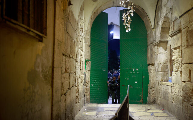 Police are seen at the scene of an attempted stabbing attack in Jerusalem's Old City, September 4, 2023. (Chaim Goldberg/Flash90)