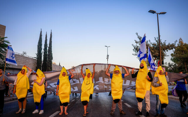 Right-wing Israelis attend a rally in support of the government's planned judicial overhaul outside the Supreme Court in Jerusalem, on September 7, 2023. (Chaim Goldberg/Flash90) Right-wing Israelis attend a rally in support of the government's planned judicial overhaul outside the Supreme Court in Jerusalem, on September 7, 2023. (Chaim Goldberg/Flash90)
