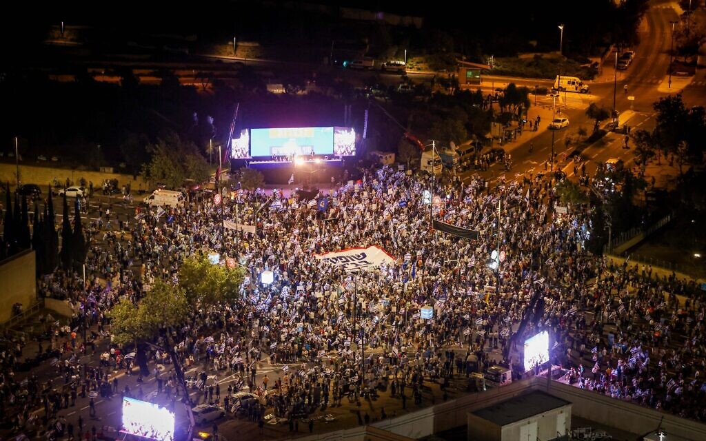 Right-wing Israelis attend a rally in support of the government's planned judicial overhaul outside the Supreme Court in Jerusalem, on September 7, 2023. (Chaim Goldberg/Flash90) Right-wing Israelis attend a rally in support of the government's planned judicial overhaul outside the Supreme Court in Jerusalem, on September 7, 2023. (Chaim Goldberg/Flash90)