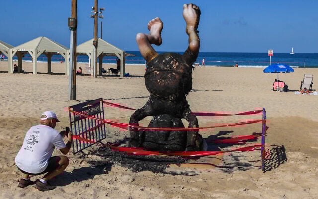A statue depicting Israel's first prime minister David Ben-Gurion that was set on fire on the beach in Tel Aviv, September 16, 2023 (Flash90) A statue depicting Israel's first prime minister David Ben-Gurion that was set on fire on the beach in Tel Aviv, September 16, 2023 (Flash90)