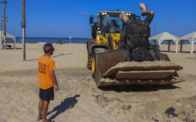 Municipal workers remove statue depicting Israel's first prime minister David Ben-Gurion that was set on fire on the beach in Tel Aviv, September 16, 2023 ( Flash90)