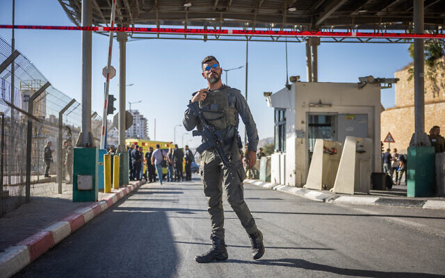 Police and security personnel at Mazmuria checkpoint, near East Jerusalem, where a Palestinian man attempted to stab police officers, September 18, 2023. (Yonatan Sindel/Flash90) Police and security personnel at Mazmuria checkpoint, near East Jerusalem, where a Palestinian man attempted to stab police officers, September 18, 2023. (Yonatan Sindel/Flash90)