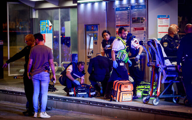 Israeli security forces at the scene of a stabbing attack at the Giv'at Hamivtar light rail station in Jerusalem, September 21, 2023. (Chaim Goldberg/Flash90) Israeli security forces at the scene of a stabbing attack at the Giv'at Hamivtar light rail station in Jerusalem, September 21, 2023. (Chaim Goldberg/Flash90)