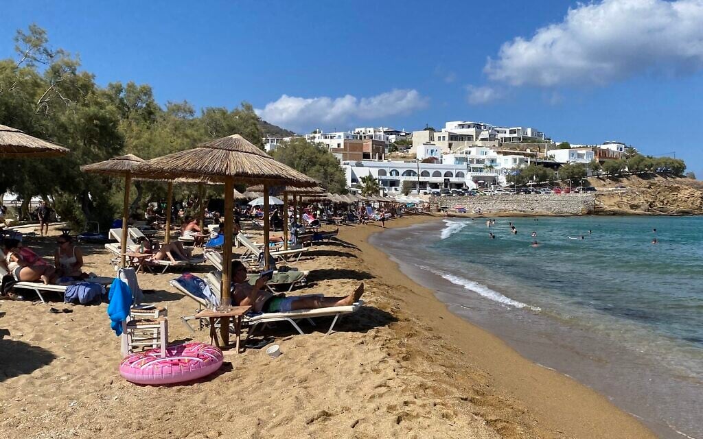 Sunbeds sometimes occupy the entire beach right up to the water's edge, making free access to the beach impossible. Paros, Greece, August 2023. (Romain Chauvet)