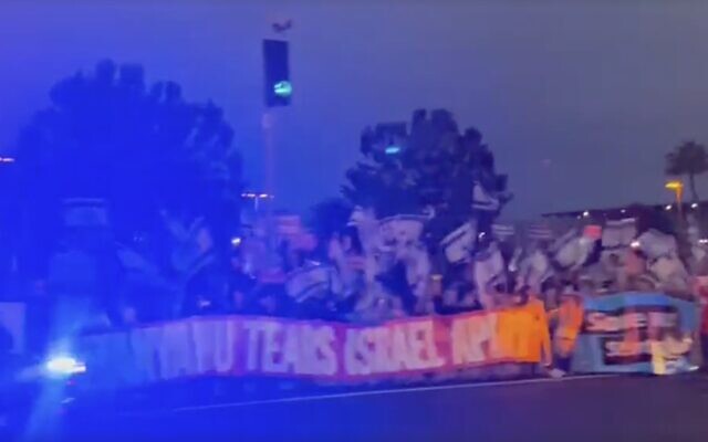 Protesters demonstrate against Prime Minister Benjamin Netanyahu outside the airport in San Jose, California, on September 18, after his arrival in the United States. (Screen capture) Protesters demonstrate against Prime Minister Benjamin Netanyahu outside the airport in San Jose, California, on September 18, after his arrival in the United States. (Screen capture)