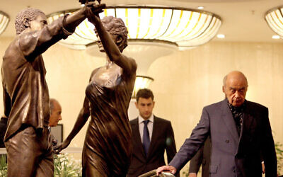 Mohamed Al Fayed, right, walks past a statue of his son Dodi and Diana, Princess of Wales, after observing a two-minute silence in memory of them at Harrods Department Store in London, 31 August 2007.(Chris Radbur/Pool/AFP)