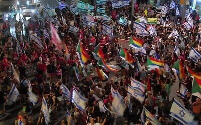 Protesters against the coalition's judicial overhaul march from Habima to Kaplan Street, flying Druze flags and Israeli flags in Tel Aviv, September 2, 2023. (Aviv Atlas)