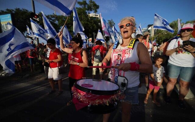 Anti-judicial overhaul protesters in Rehovot, Sept. 30, 2023. (Roby Yahav)