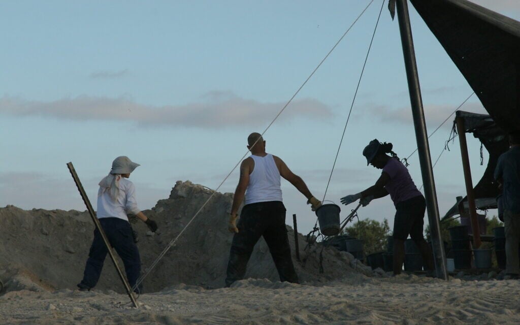 Hauling dirt out of the excavation site at Tel Azekah before dawn. (Shmuel Bar-Am)