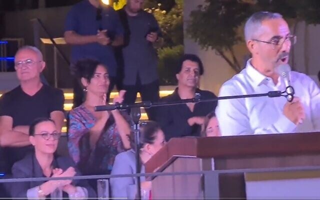 O então candidato ao conselho municipal de Herzliya, Rafi Chaim-Kedoshim, discursa em um evento de campanha em setembro de 2023 na cidade, enquanto ministros, incluindo Galit Distel Atbaryan (à esquerda), assistem. (Captura de tela usada de acordo com a cláusula 27a da lei de direitos autorais)