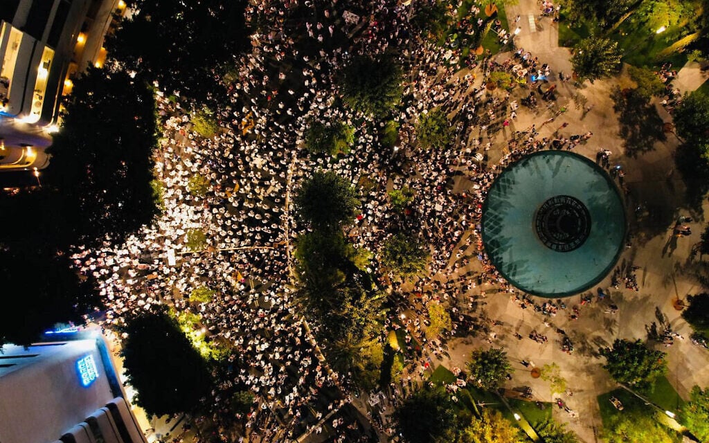 A bird's-eye view of about 2,000 worshipers as they attend the Yom Kippur Ne'ilah prayer in Dizengoff Square in Tel Aviv, on October 5, 2022. (Courtesy of Rosh Yehudi) A bird's-eye view of about 2,000 worshipers as they attend the Yom Kippur Ne'ilah prayer in Dizengoff Square in Tel Aviv, on October 5, 2022. (Courtesy of Rosh Yehudi)