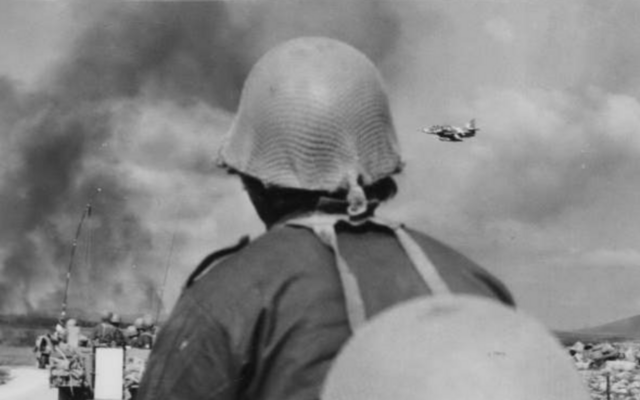 An IDF soldier looks at a Skyhawk warplane in the Golan Heights during the Yom Kippur War, October 1973. (State Archives)