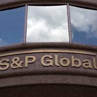 The S&P Global logo is seen outside a building in Washington, on July 25, 2019. (Alastair Pike/AFP)