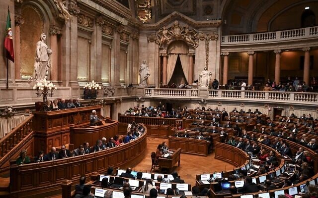 Portuguese Prime Minister Antonio Costa, left, speaks during a parliamentary session on a no confidence motion at the Portuguese parliament in Lisbon, on January 5, 2023. (PATRICIA DE MELO MOREIRA / AFP) Portuguese Prime Minister Antonio Costa, left, speaks during a parliamentary session on a no confidence motion at the Portuguese parliament in Lisbon, on January 5, 2023. (PATRICIA DE MELO MOREIRA / AFP)