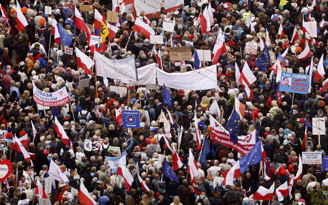 Demonstrators take part in the 'Million Hearts March', organised by the opposition, in downtown Warsaw on October 1, 2023. (Wojtek Radwanski / AFP)