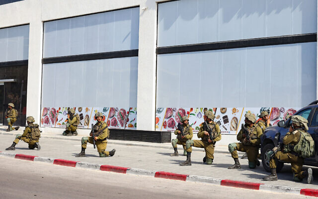 Israeli soldiers deploy in an area where civilians were killed in the southern city of Sderot on October 7, 2023. (Oren ZIV / AFP)