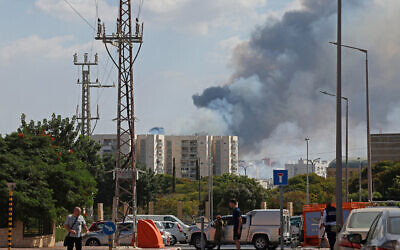 Smoke billows in Ashkelon on October 7, 2023, as barrages of rockets were fired from the Palestinian enclave into Israeli territory (AHMAD GHARABLI / AFP)