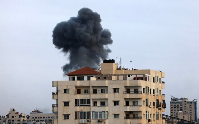 A plume of smoke rises above buildings in Gaza City during an Israeli air strike, on October 8, 2023. (MAHMUD HAMS / AFP) A plume of smoke rises above buildings in Gaza City during an Israeli air strike, on October 8, 2023. (MAHMUD HAMS / AFP)