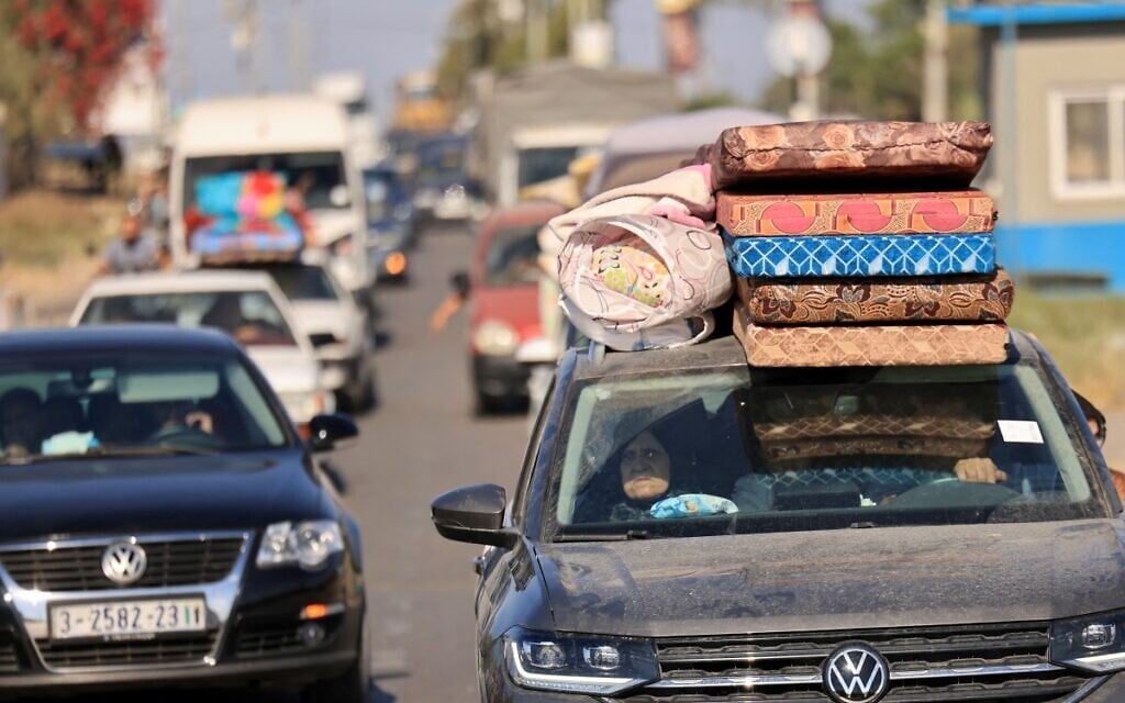 Palestinian families with their belongings flee following the Israeli army's warning to leave their homes and move south before an expected ground offensive, in Gaza City on October 13, 2023. (MAHMUD HAMS / AFP)