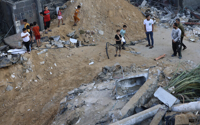 Palestinians inspect the damage after an Israeli military strike on the Rafah refugee camp, in the southern Gaza Strip on Octobers 15, 2023. (SAID KHATIB / AFP) Palestinians inspect the damage after an Israeli military strike on the Rafah refugee camp, in the southern Gaza Strip on Octobers 15, 2023. (SAID KHATIB / AFP)