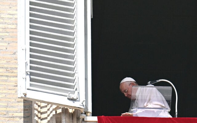 Pope Francis leaves at the end of his Sunday Angelus prayer in St. Peter's Square at the Vatican on October 15, 2023. (Alberto PIZZOLI / AFP)