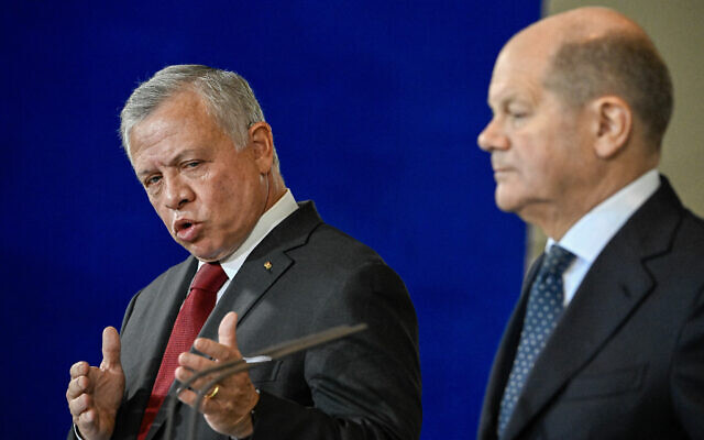 German Chancellor Olaf Scholz (R) and Jordan's King Abdullah II (L) attend a joint press conference after a meeting at the Chancellery in Berlin, Germany, on October 17, 2023. (Tobias SCHWARZ / AFP) German Chancellor Olaf Scholz (R) and Jordan's King Abdullah II (L) attend a joint press conference after a meeting at the Chancellery in Berlin, Germany, on October 17, 2023. (Tobias SCHWARZ / AFP)