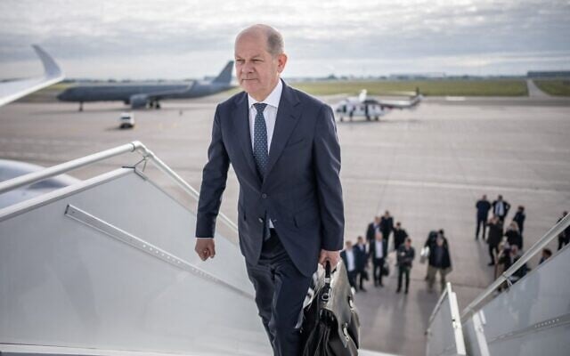 German Chancellor Olaf Scholz boards his plane on October 17, 2023, near Berlin, before leaving to Israel. (Michael Kappeler / POOL / AFP) German Chancellor Olaf Scholz boards his plane on October 17, 2023, near Berlin, before leaving to Israel. (Michael Kappeler / POOL / AFP)