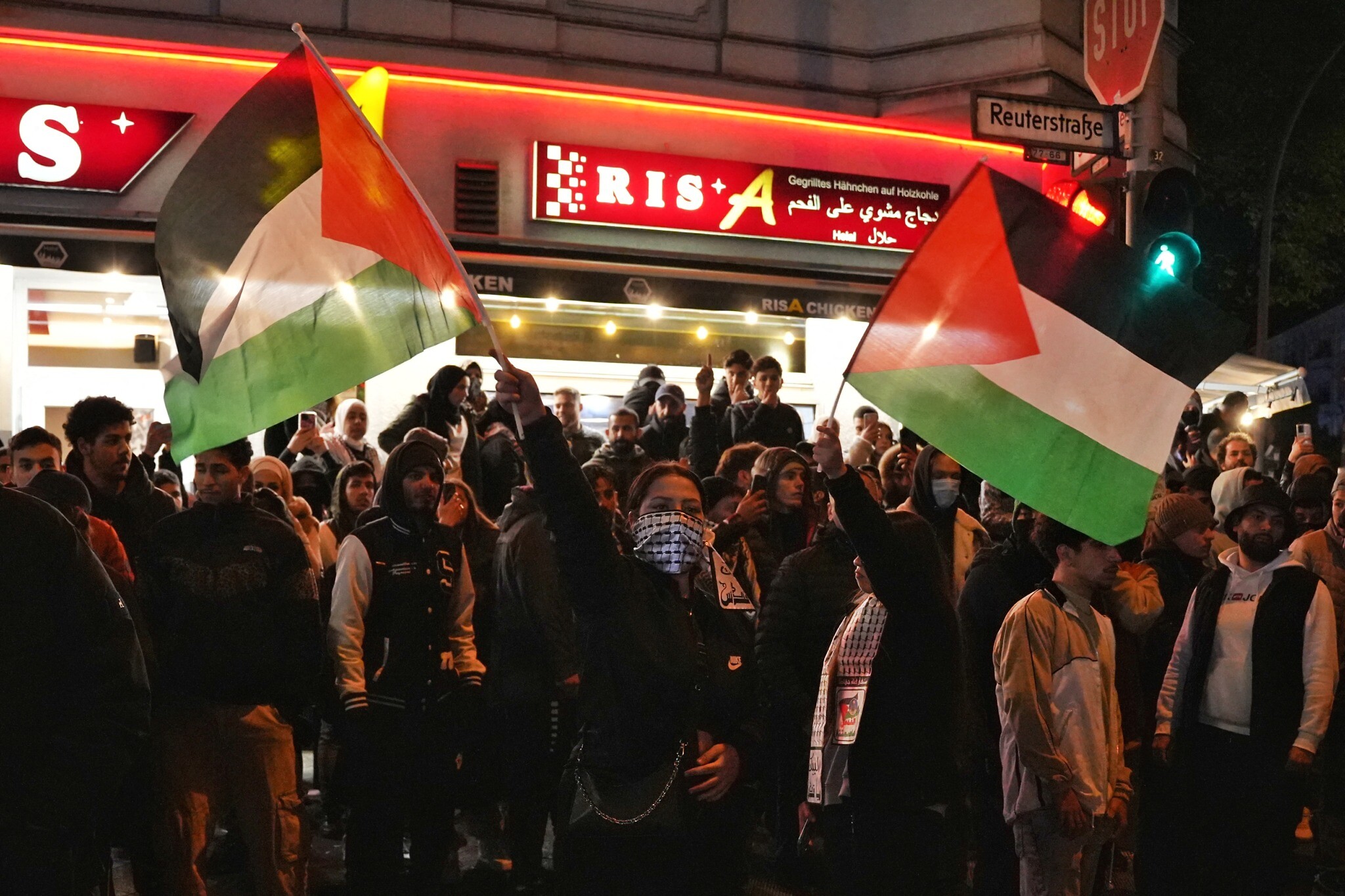 65 Berlin Police Injured As Pro Palestinian Protesters Call To Burn