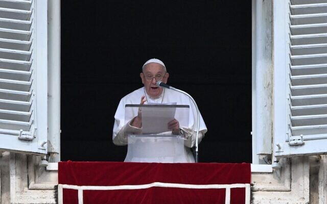 Pope Francis addresses the crowd in St. Peter's square during the weekly Angelus prayer on October 22, 2023, in the Vatican. (Andreas SOLARO / AFP) Pope Francis addresses the crowd in St. Peter's square during the weekly Angelus prayer on October 22, 2023, in the Vatican. (Andreas SOLARO / AFP)